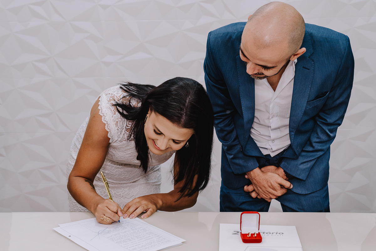 Casamento civil em Jundiaí, casamento no cartório, fotos espontâneas, fotografia documental, fotógrafo de casamento em Jundiaí, ensaio de casal natural, fotos autênticas, casamento simples, casamento intimista, cerimônia no cartório, fotógrafo lifestyle