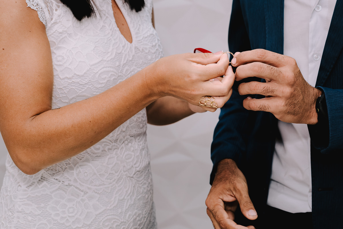 Casamento civil em Jundiaí, casamento no cartório, fotos espontâneas, fotografia documental, fotógrafo de casamento em Jundiaí, ensaio de casal natural, fotos autênticas, casamento simples, casamento intimista, cerimônia no cartório, fotógrafo lifestyle