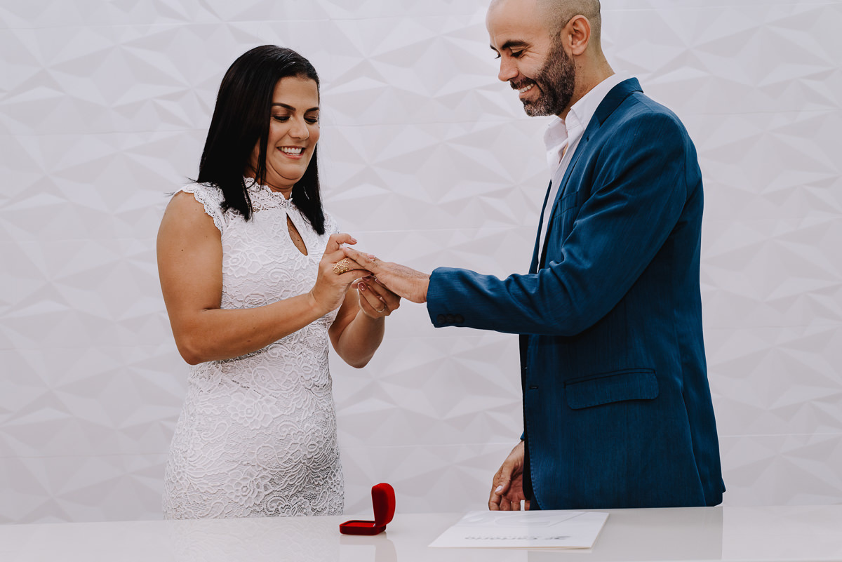 Casamento civil em Jundiaí, casamento no cartório, fotos espontâneas, fotografia documental, fotógrafo de casamento em Jundiaí, ensaio de casal natural, fotos autênticas, casamento simples, casamento intimista, cerimônia no cartório, fotógrafo lifestyle