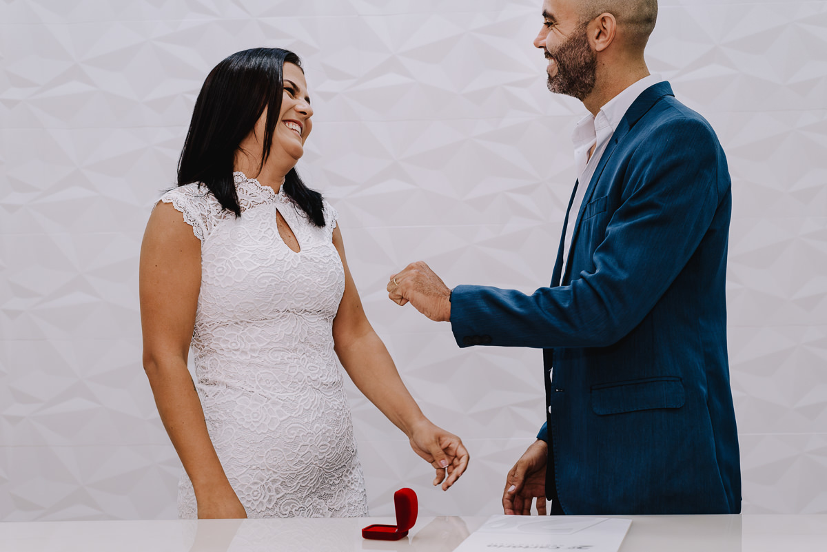 Casamento civil em Jundiaí, casamento no cartório, fotos espontâneas, fotografia documental, fotógrafo de casamento em Jundiaí, ensaio de casal natural, fotos autênticas, casamento simples, casamento intimista, cerimônia no cartório, fotógrafo lifestyle