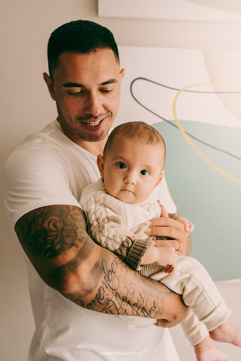 Fotografia de família lifestyle em São Paulo. Ensaio documental no apartamento, luz natural suave em tarde nublada, Dia das Mães, registros espontâneos, fotografia de bebê, banho, refeição, memória afetiva e rotina em família.