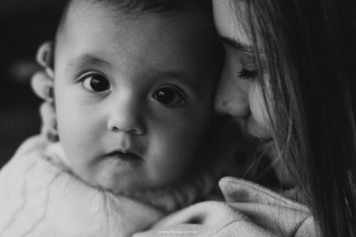 Fotografia de família lifestyle em São Paulo. Ensaio documental no apartamento, luz natural suave em tarde nublada, Dia das Mães, registros espontâneos, fotografia de bebê, banho, refeição, memória afetiva e rotina em família.
