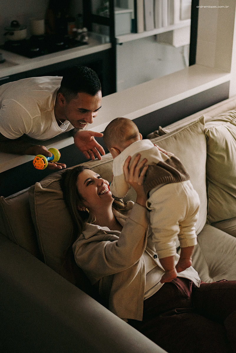 Fotografia de família lifestyle em São Paulo. Ensaio documental no apartamento, luz natural suave em tarde nublada, Dia das Mães, registros espontâneos, fotografia de bebê, banho, refeição, memória afetiva e rotina em família.