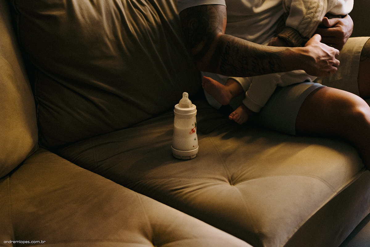 Fotografia de família lifestyle em São Paulo. Ensaio documental no apartamento, luz natural suave em tarde nublada, Dia das Mães, registros espontâneos, fotografia de bebê, banho, refeição, memória afetiva e rotina em família.