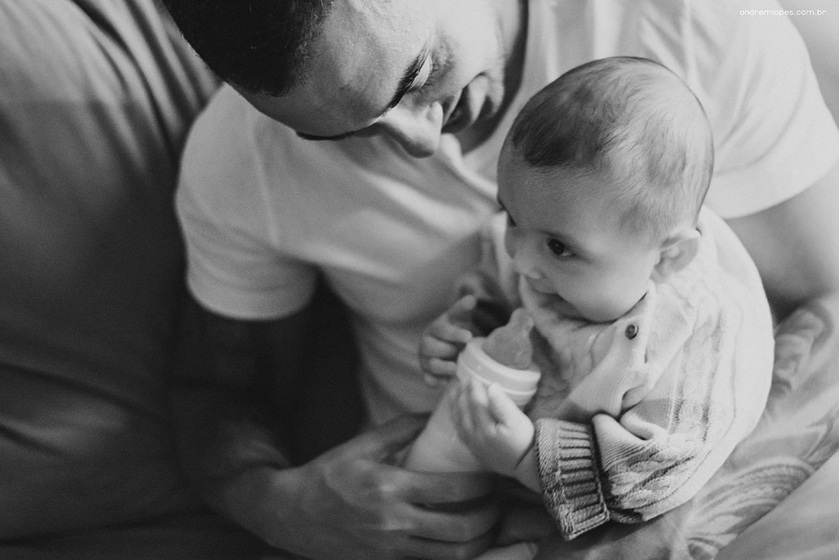 Fotografia de família lifestyle em São Paulo. Ensaio documental no apartamento, luz natural suave em tarde nublada, Dia das Mães, registros espontâneos, fotografia de bebê, banho, refeição, memória afetiva e rotina em família.
