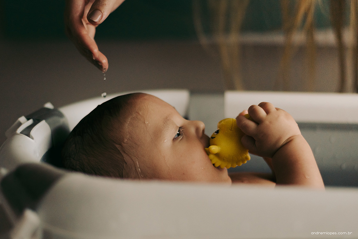 Fotografia de família lifestyle em São Paulo. Ensaio documental no apartamento, luz natural suave em tarde nublada, Dia das Mães, registros espontâneos, fotografia de bebê, banho, refeição, memória afetiva e rotina em família.