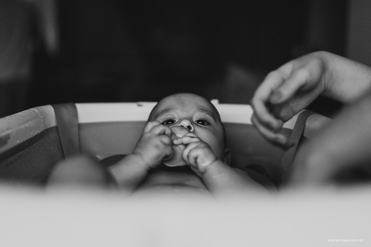Fotografia de família lifestyle em São Paulo. Ensaio documental no apartamento, luz natural suave em tarde nublada, Dia das Mães, registros espontâneos, fotografia de bebê, banho, refeição, memória afetiva e rotina em família.