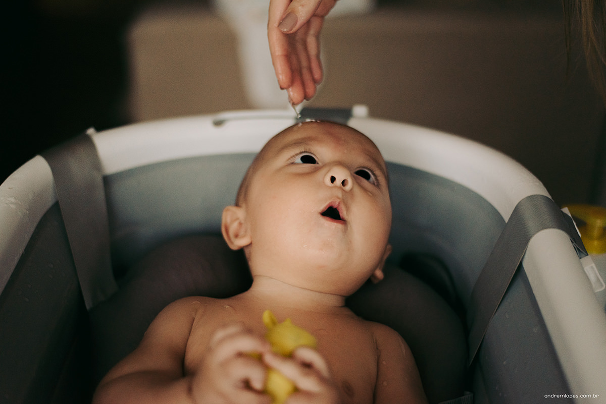Fotografia de família lifestyle em São Paulo. Ensaio documental no apartamento, luz natural suave em tarde nublada, Dia das Mães, registros espontâneos, fotografia de bebê, banho, refeição, memória afetiva e rotina em família.