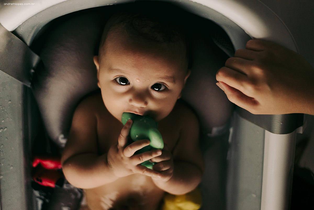 Fotografia de família lifestyle em São Paulo. Ensaio documental no apartamento, luz natural suave em tarde nublada, Dia das Mães, registros espontâneos, fotografia de bebê, banho, refeição, memória afetiva e rotina em família.