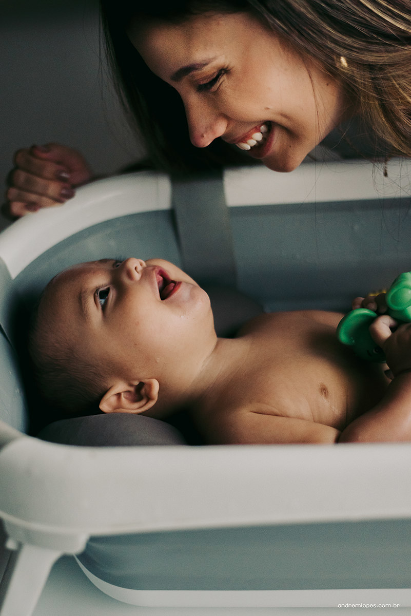 Fotografia de família lifestyle em São Paulo. Ensaio documental no apartamento, luz natural suave em tarde nublada, Dia das Mães, registros espontâneos, fotografia de bebê, banho, refeição, memória afetiva e rotina em família.