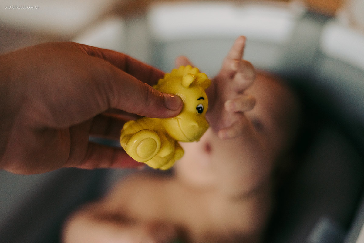 Fotografia de família lifestyle em São Paulo. Ensaio documental no apartamento, luz natural suave em tarde nublada, Dia das Mães, registros espontâneos, fotografia de bebê, banho, refeição, memória afetiva e rotina em família.