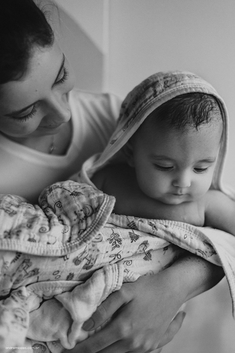 Fotografia de família lifestyle em São Paulo. Ensaio documental no apartamento, luz natural suave em tarde nublada, Dia das Mães, registros espontâneos, fotografia de bebê, banho, refeição, memória afetiva e rotina em família.