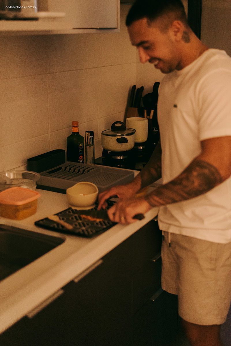 Fotografia de família lifestyle em São Paulo. Ensaio documental no apartamento, luz natural suave em tarde nublada, Dia das Mães, registros espontâneos, fotografia de bebê, banho, refeição, memória afetiva e rotina em família.