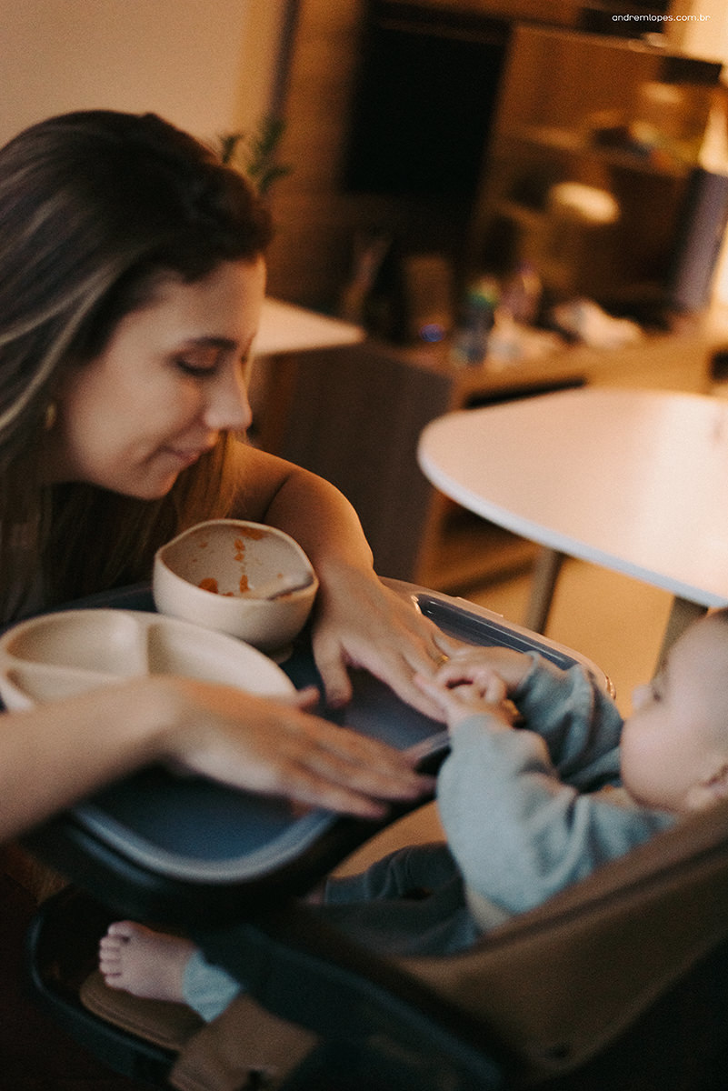 Fotografia de família lifestyle em São Paulo. Ensaio documental no apartamento, luz natural suave em tarde nublada, Dia das Mães, registros espontâneos, fotografia de bebê, banho, refeição, memória afetiva e rotina em família.