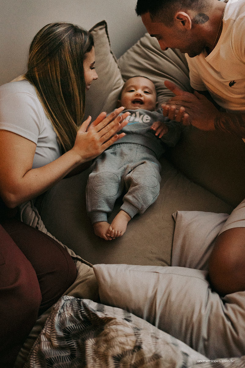 Fotografia de família lifestyle em São Paulo. Ensaio documental no apartamento, luz natural suave em tarde nublada, Dia das Mães, registros espontâneos, fotografia de bebê, banho, refeição, memória afetiva e rotina em família.