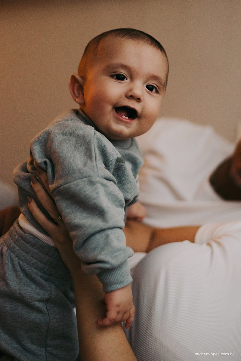 Fotografia de família lifestyle em São Paulo. Ensaio documental no apartamento, luz natural suave em tarde nublada, Dia das Mães, registros espontâneos, fotografia de bebê, banho, refeição, memória afetiva e rotina em família.