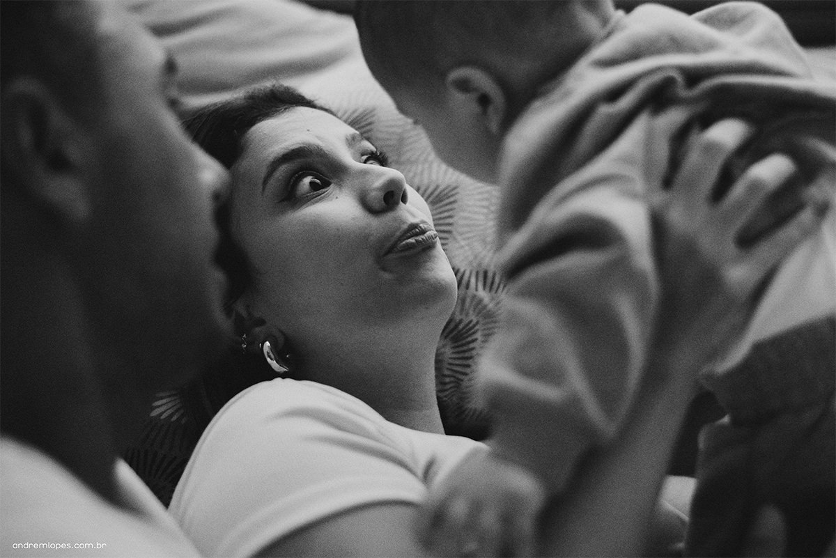 Fotografia de família lifestyle em São Paulo. Ensaio documental no apartamento, luz natural suave em tarde nublada, Dia das Mães, registros espontâneos, fotografia de bebê, banho, refeição, memória afetiva e rotina em família.