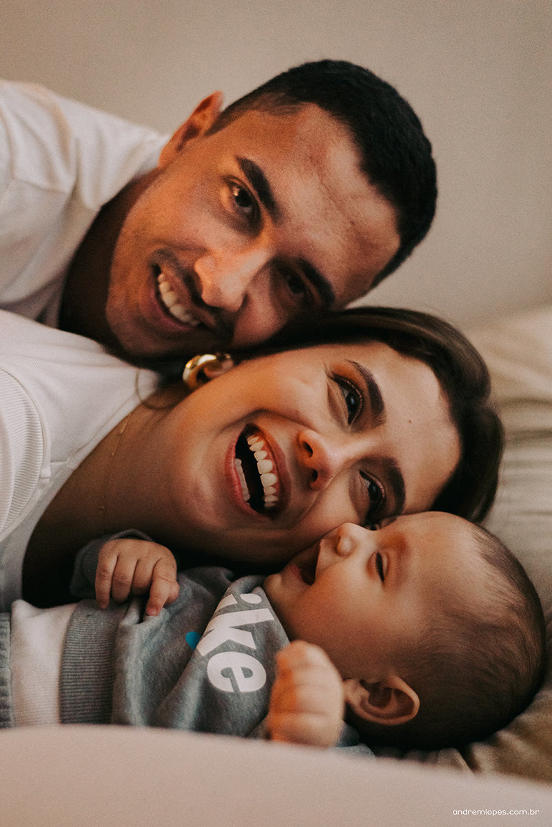 Fotografia de família lifestyle em São Paulo. Ensaio documental no apartamento, luz natural suave em tarde nublada, Dia das Mães, registros espontâneos, fotografia de bebê, banho, refeição, memória afetiva e rotina em família.