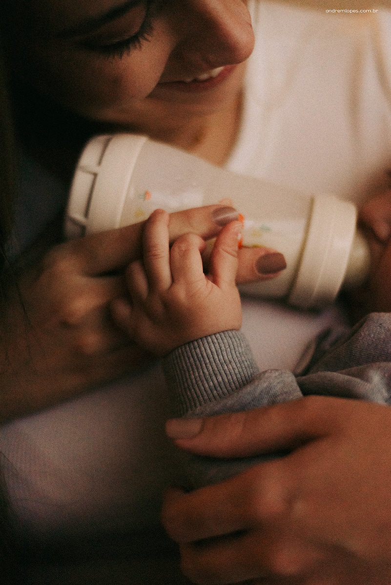 Fotografia de família lifestyle em São Paulo. Ensaio documental no apartamento, luz natural suave em tarde nublada, Dia das Mães, registros espontâneos, fotografia de bebê, banho, refeição, memória afetiva e rotina em família.