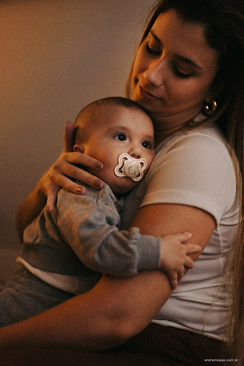 Fotografia de família lifestyle em São Paulo. Ensaio documental no apartamento, luz natural suave em tarde nublada, Dia das Mães, registros espontâneos, fotografia de bebê, banho, refeição, memória afetiva e rotina em família.