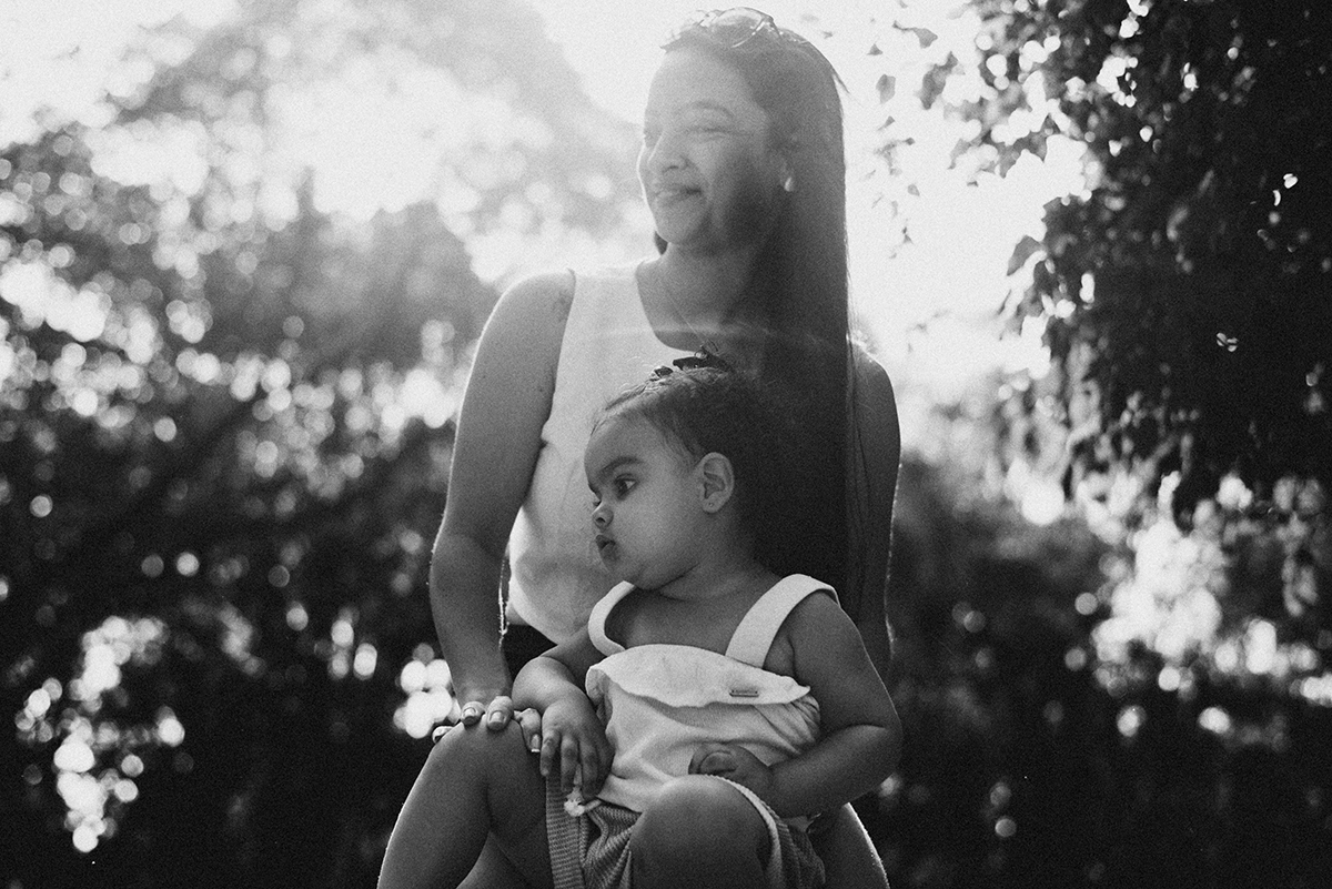 Ensaio de família lifestyle no Parque Villa-Lobos, São Paulo; fotografia documental, luz natural suave em tarde nublada, bolhas de sabão, piquenique, fotos espontâneas, fotógrafo de família SP, memórias afetivas, Isabelly, fim de tarde.