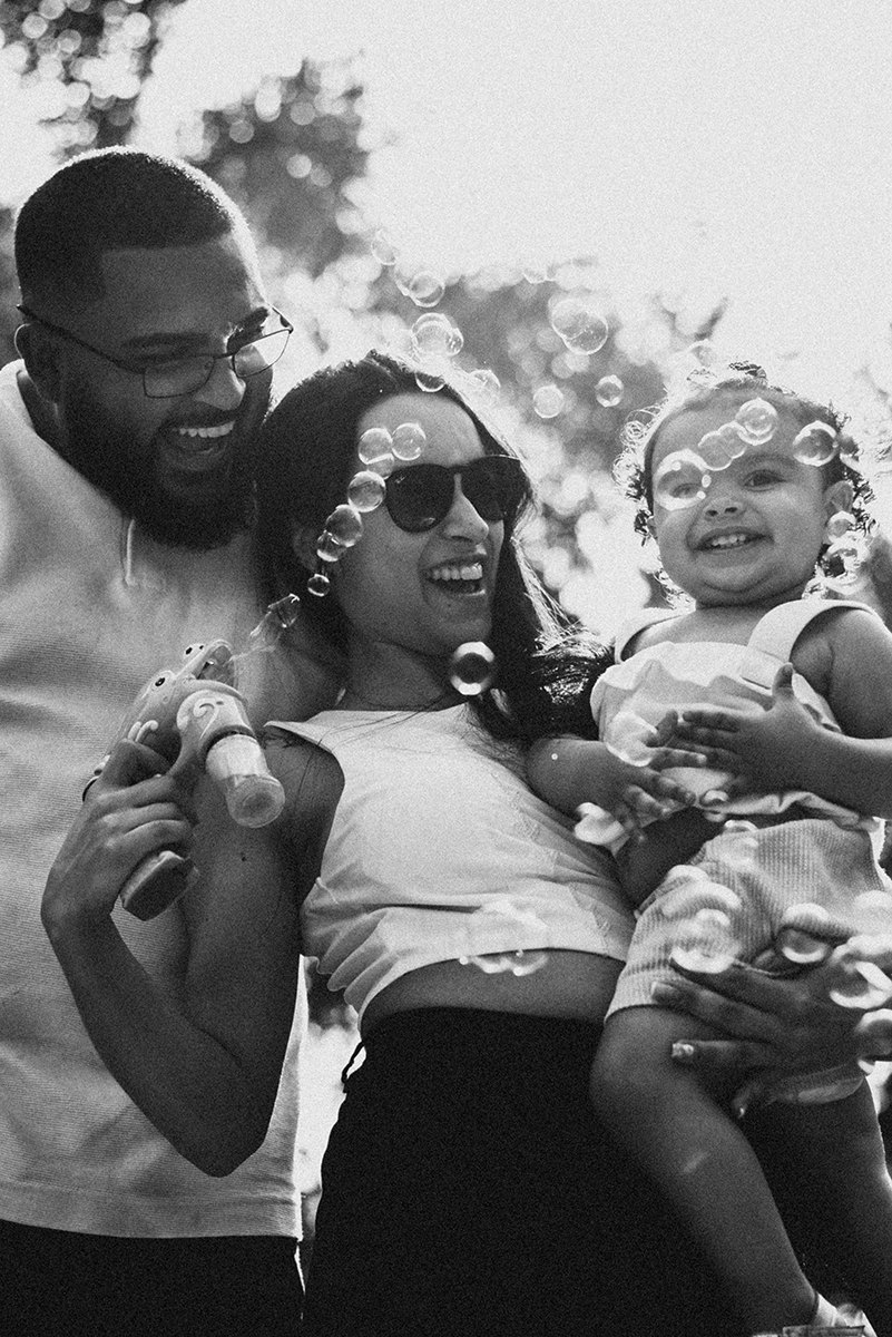 Ensaio de família lifestyle no Parque Villa-Lobos, São Paulo; fotografia documental, luz natural suave em tarde nublada, bolhas de sabão, piquenique, fotos espontâneas, fotógrafo de família SP, memórias afetivas, Isabelly, fim de tarde.