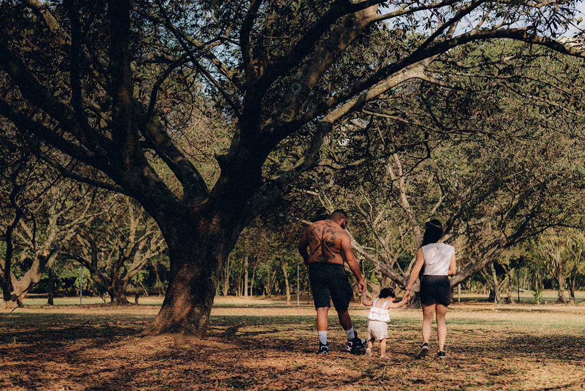 Ensaio de família lifestyle no Parque Villa-Lobos, São Paulo; fotografia documental, luz natural suave em tarde nublada, bolhas de sabão, piquenique, fotos espontâneas, fotógrafo de família SP, memórias afetivas, Isabelly, fim de tarde.