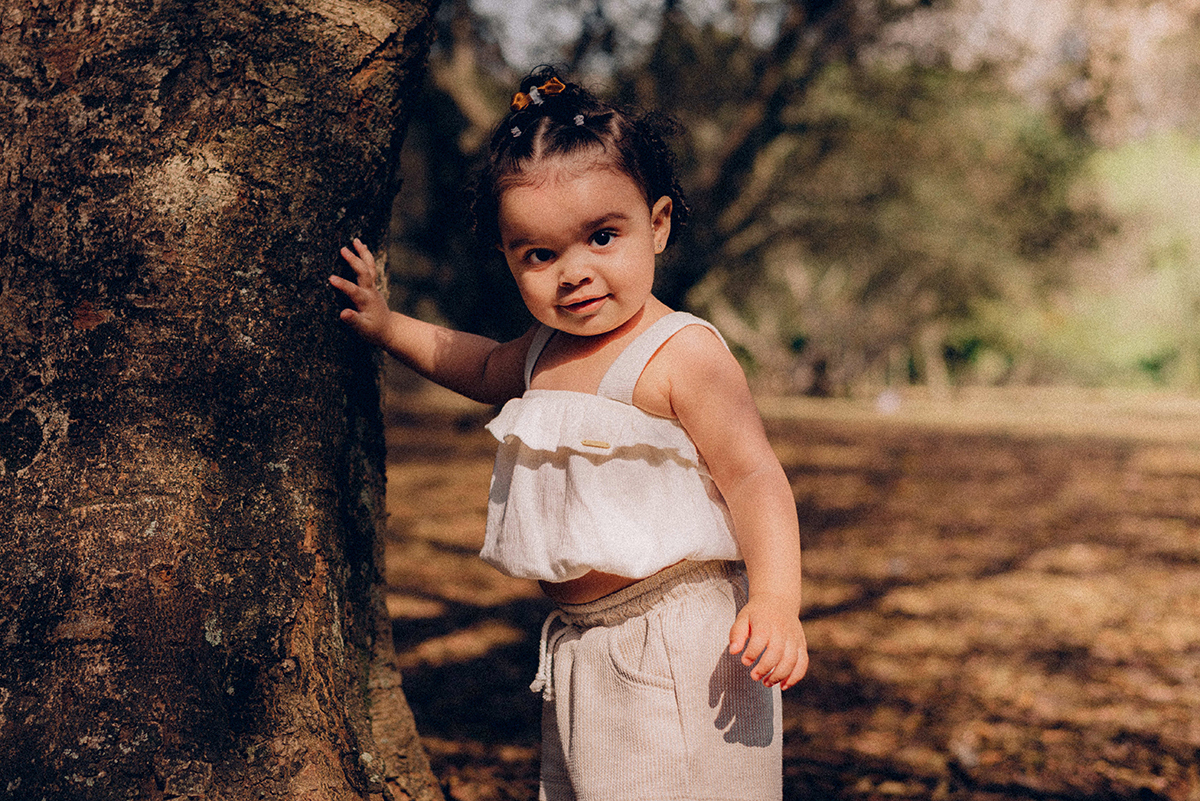 Ensaio de família lifestyle no Parque Villa-Lobos, São Paulo; fotografia documental, luz natural suave em tarde nublada, bolhas de sabão, piquenique, fotos espontâneas, fotógrafo de família SP, memórias afetivas, Isabelly, fim de tarde.