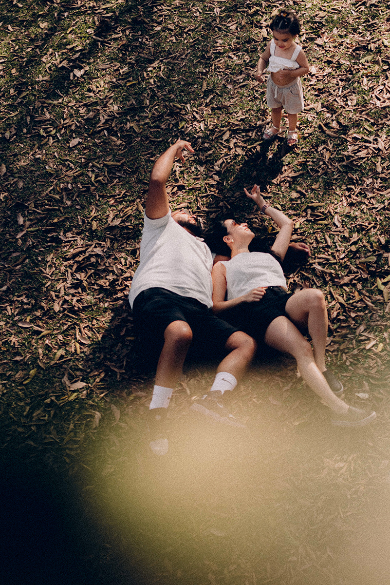 Ensaio de família lifestyle no Parque Villa-Lobos, São Paulo; fotografia documental, luz natural suave em tarde nublada, bolhas de sabão, piquenique, fotos espontâneas, fotógrafo de família SP, memórias afetivas, Isabelly, fim de tarde.