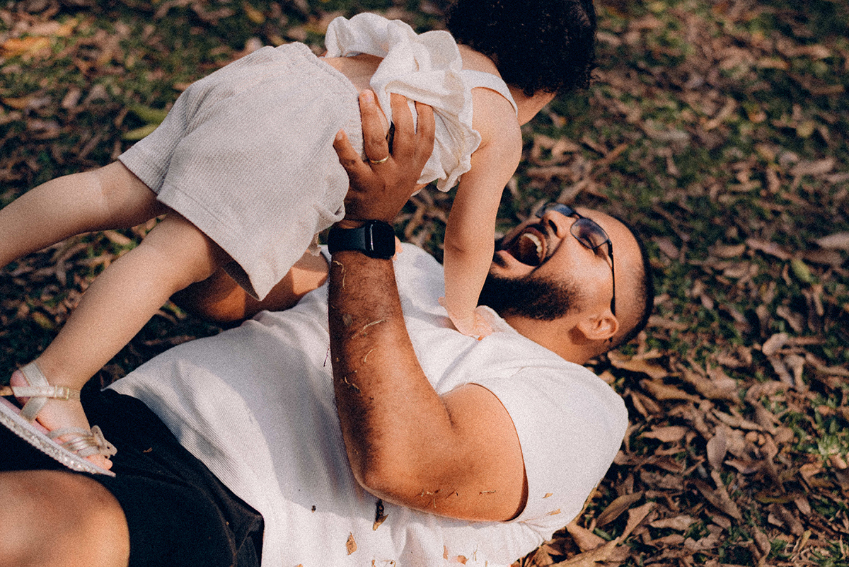 Ensaio de família lifestyle no Parque Villa-Lobos, São Paulo; fotografia documental, luz natural suave em tarde nublada, bolhas de sabão, piquenique, fotos espontâneas, fotógrafo de família SP, memórias afetivas, Isabelly, fim de tarde.