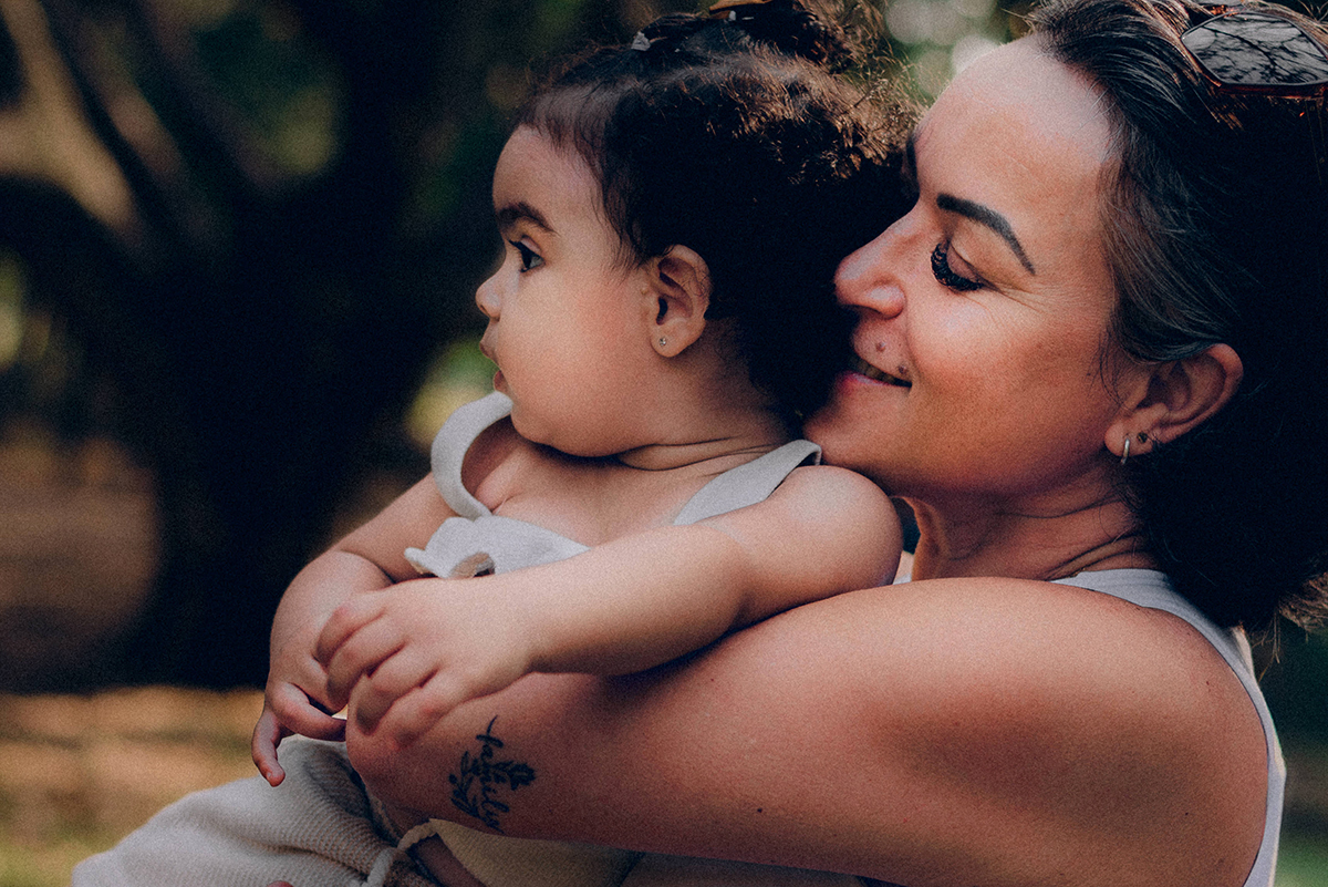 Ensaio de família lifestyle no Parque Villa-Lobos, São Paulo; fotografia documental, luz natural suave em tarde nublada, bolhas de sabão, piquenique, fotos espontâneas, fotógrafo de família SP, memórias afetivas, Isabelly, fim de tarde.