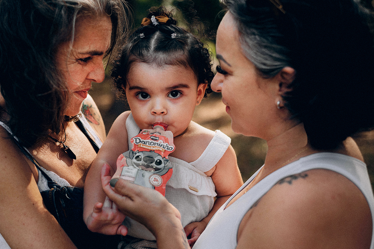 Ensaio de família lifestyle no Parque Villa-Lobos, São Paulo; fotografia documental, luz natural suave em tarde nublada, bolhas de sabão, piquenique, fotos espontâneas, fotógrafo de família SP, memórias afetivas, Isabelly, fim de tarde.