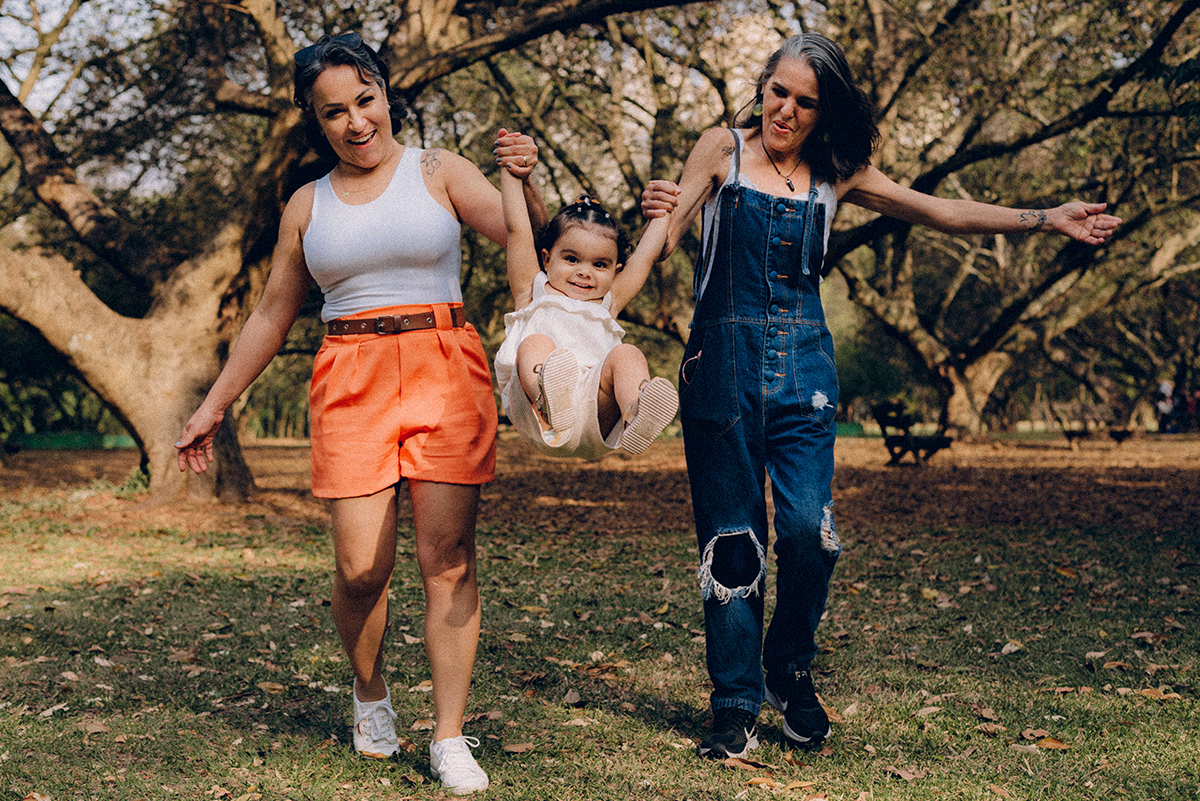 Ensaio de família lifestyle no Parque Villa-Lobos, São Paulo; fotografia documental, luz natural suave em tarde nublada, bolhas de sabão, piquenique, fotos espontâneas, fotógrafo de família SP, memórias afetivas, Isabelly, fim de tarde.