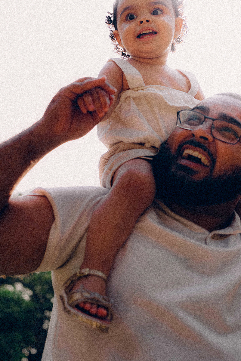 Ensaio de família lifestyle no Parque Villa-Lobos, São Paulo; fotografia documental, luz natural suave em tarde nublada, bolhas de sabão, piquenique, fotos espontâneas, fotógrafo de família SP, memórias afetivas, Isabelly, fim de tarde.