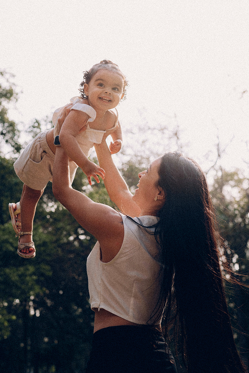 Ensaio de família lifestyle no Parque Villa-Lobos, São Paulo; fotografia documental, luz natural suave em tarde nublada, bolhas de sabão, piquenique, fotos espontâneas, fotógrafo de família SP, memórias afetivas, Isabelly, fim de tarde.