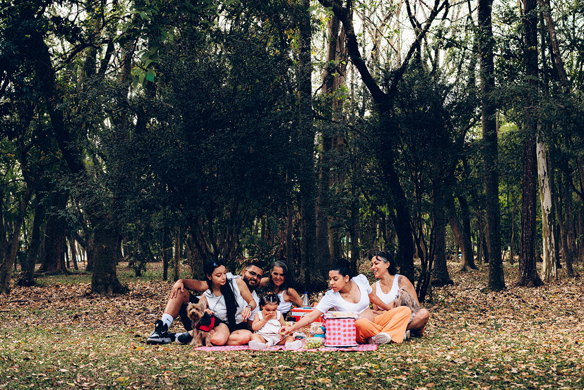 Ensaio de família lifestyle no Parque Villa-Lobos, São Paulo; fotografia documental, luz natural suave em tarde nublada, bolhas de sabão, piquenique, fotos espontâneas, fotógrafo de família SP, memórias afetivas, Isabelly, fim de tarde.