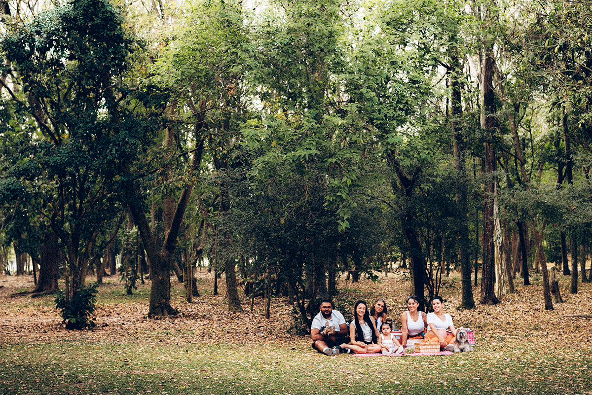 Ensaio de família lifestyle no Parque Villa-Lobos, São Paulo; fotografia documental, luz natural suave em tarde nublada, bolhas de sabão, piquenique, fotos espontâneas, fotógrafo de família SP, memórias afetivas, Isabelly, fim de tarde.