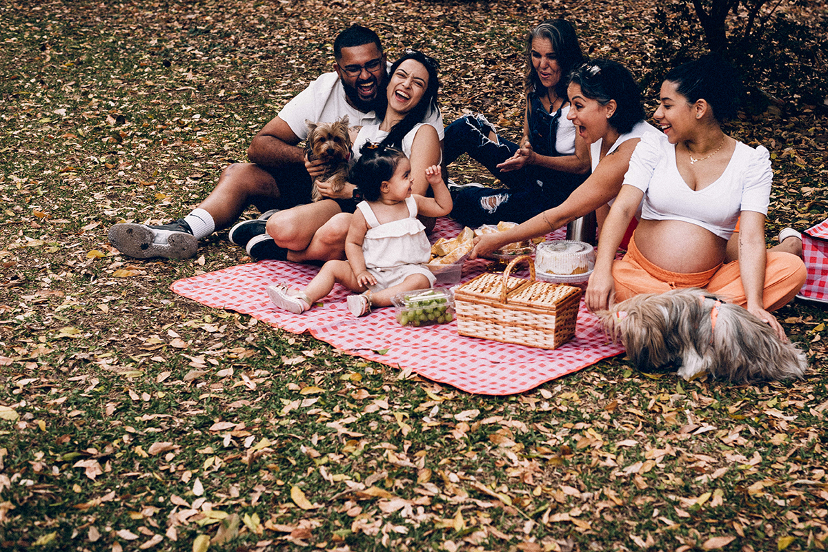 Ensaio de família lifestyle no Parque Villa-Lobos, São Paulo; fotografia documental, luz natural suave em tarde nublada, bolhas de sabão, piquenique, fotos espontâneas, fotógrafo de família SP, memórias afetivas, Isabelly, fim de tarde.