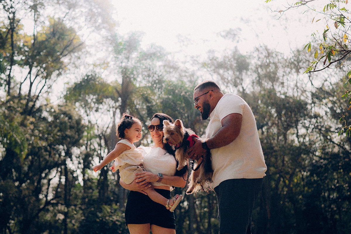 Ensaio de família lifestyle no Parque Villa-Lobos, São Paulo; fotografia documental, luz natural suave em tarde nublada, bolhas de sabão, piquenique, fotos espontâneas, fotógrafo de família SP, memórias afetivas, Isabelly, fim de tarde.