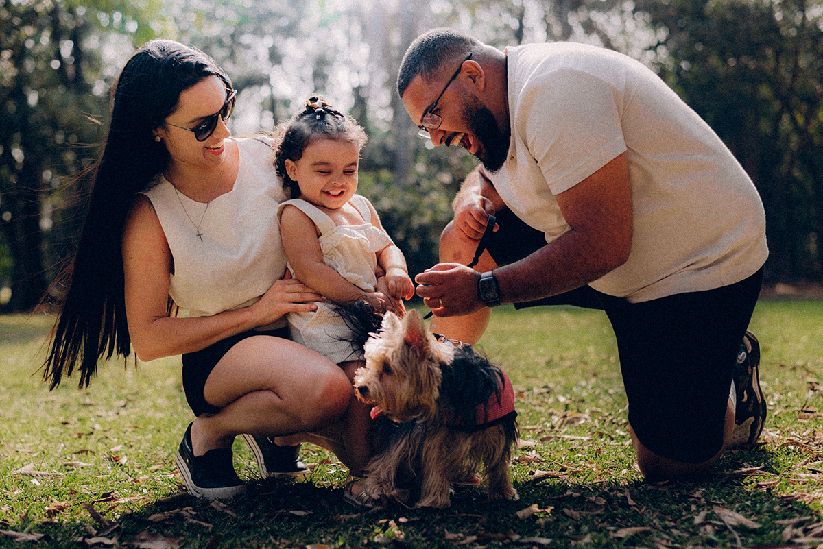 Ensaio de família lifestyle no Parque Villa-Lobos, São Paulo; fotografia documental, luz natural suave em tarde nublada, bolhas de sabão, piquenique, fotos espontâneas, fotógrafo de família SP, memórias afetivas, Isabelly, fim de tarde.