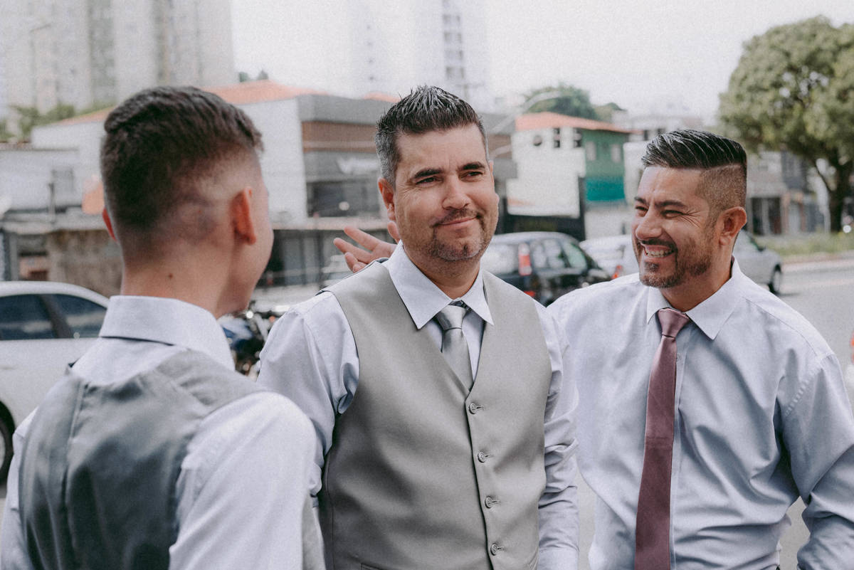 Casamento civil de Débora e Vladimir na Freguesia do Ó, em São Paulo. Fotografia documental com luz suave, família presente, alegria sincera e momentos reais. Um registro leve e verdadeiro de um casamento civil cheio de significado.