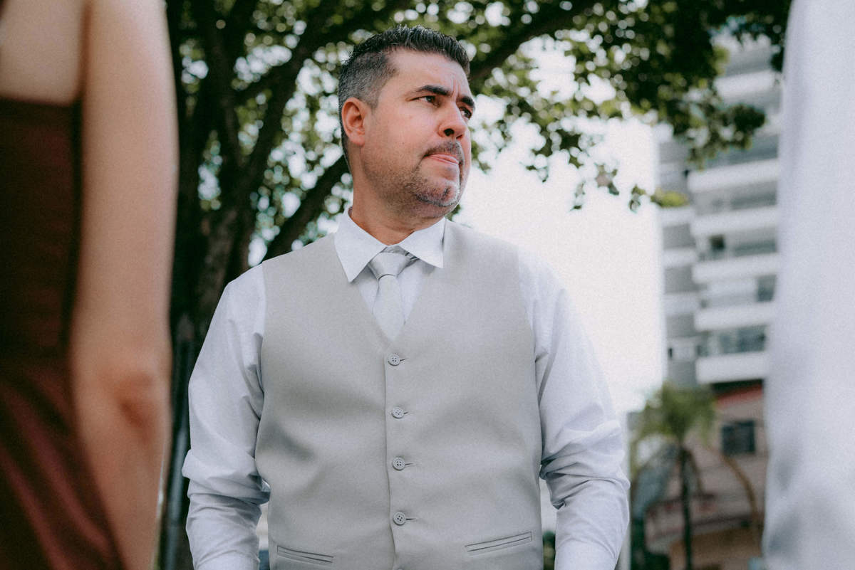 Casamento civil de Débora e Vladimir na Freguesia do Ó, em São Paulo. Fotografia documental com luz suave, família presente, alegria sincera e momentos reais. Um registro leve e verdadeiro de um casamento civil cheio de significado.