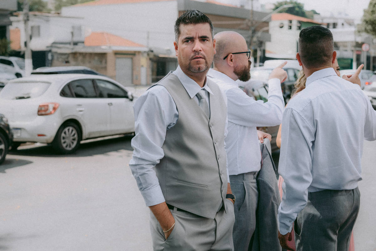 Casamento civil de Débora e Vladimir na Freguesia do Ó, em São Paulo. Fotografia documental com luz suave, família presente, alegria sincera e momentos reais. Um registro leve e verdadeiro de um casamento civil cheio de significado.