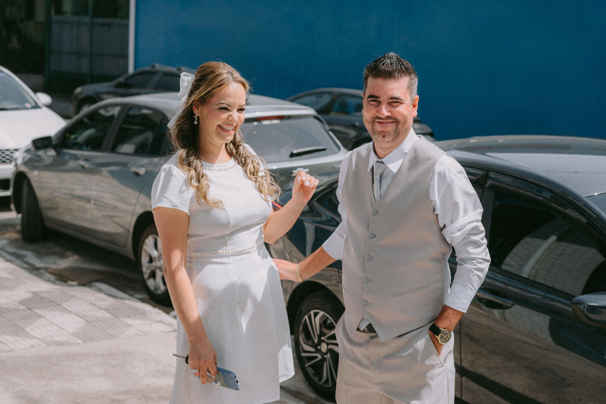 Casamento civil de Débora e Vladimir na Freguesia do Ó, em São Paulo. Fotografia documental com luz suave, família presente, alegria sincera e momentos reais. Um registro leve e verdadeiro de um casamento civil cheio de significado.