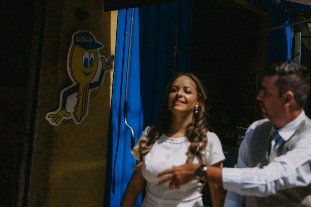 Casamento civil de Débora e Vladimir na Freguesia do Ó, em São Paulo. Fotografia documental com luz suave, família presente, alegria sincera e momentos reais. Um registro leve e verdadeiro de um casamento civil cheio de significado.