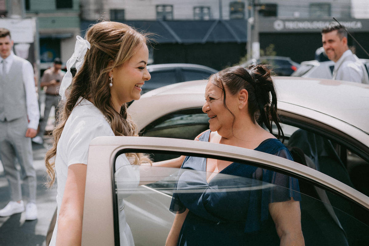 Casamento civil de Débora e Vladimir na Freguesia do Ó, em São Paulo. Fotografia documental com luz suave, família presente, alegria sincera e momentos reais. Um registro leve e verdadeiro de um casamento civil cheio de significado.