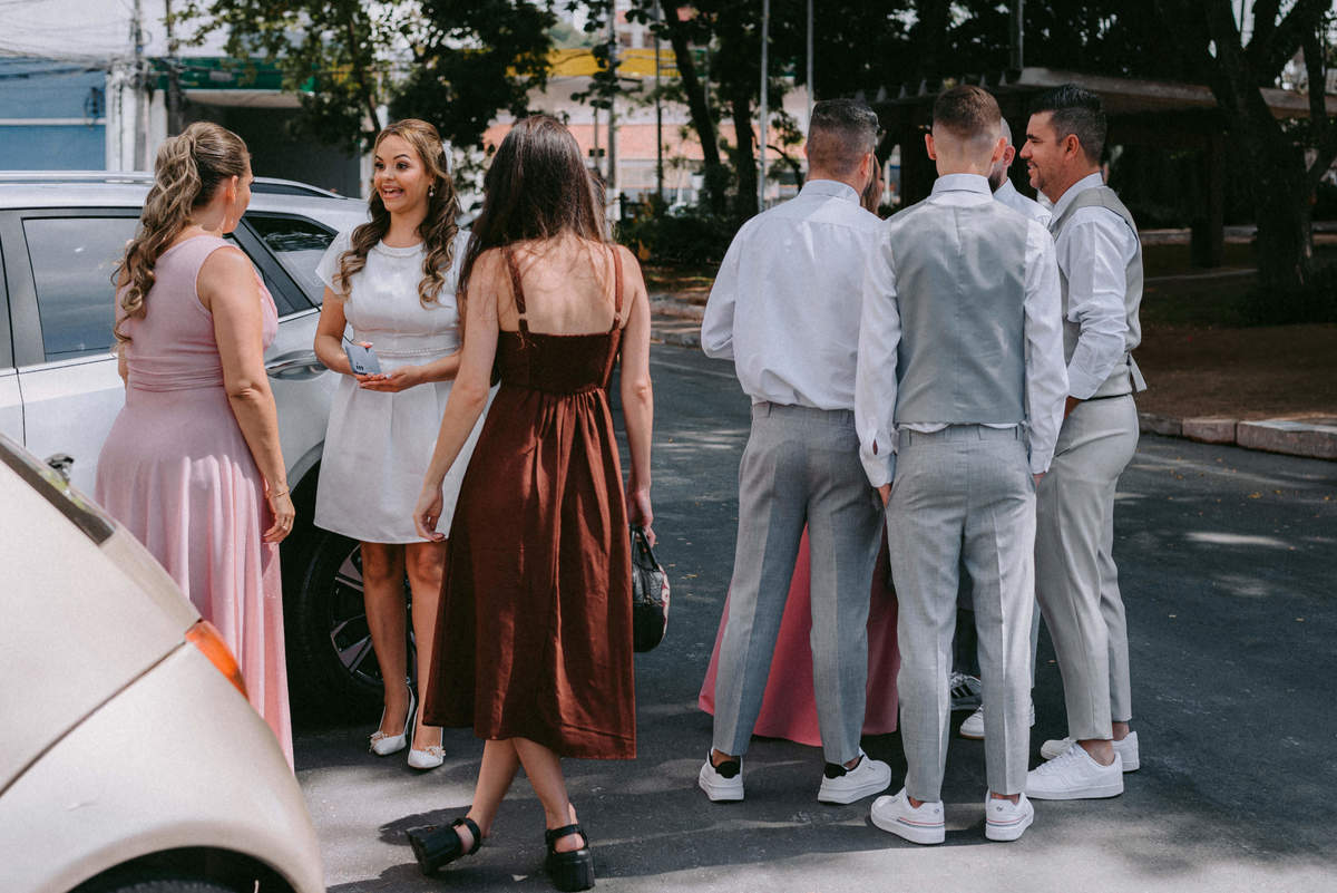 Casamento civil de Débora e Vladimir na Freguesia do Ó, em São Paulo. Fotografia documental com luz suave, família presente, alegria sincera e momentos reais. Um registro leve e verdadeiro de um casamento civil cheio de significado.