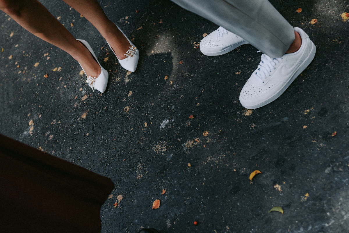Casamento civil de Débora e Vladimir na Freguesia do Ó, em São Paulo. Fotografia documental com luz suave, família presente, alegria sincera e momentos reais. Um registro leve e verdadeiro de um casamento civil cheio de significado.