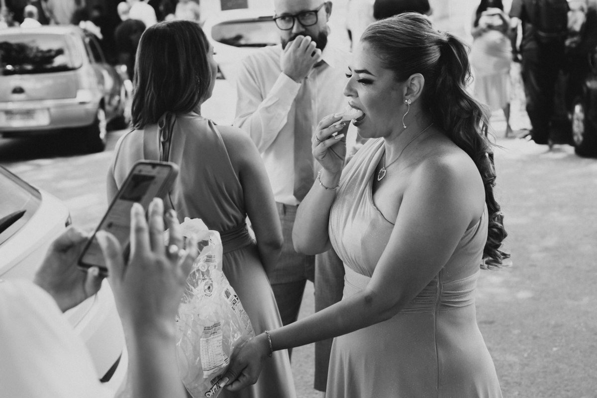 Casamento civil de Débora e Vladimir na Freguesia do Ó, em São Paulo. Fotografia documental com luz suave, família presente, alegria sincera e momentos reais. Um registro leve e verdadeiro de um casamento civil cheio de significado.