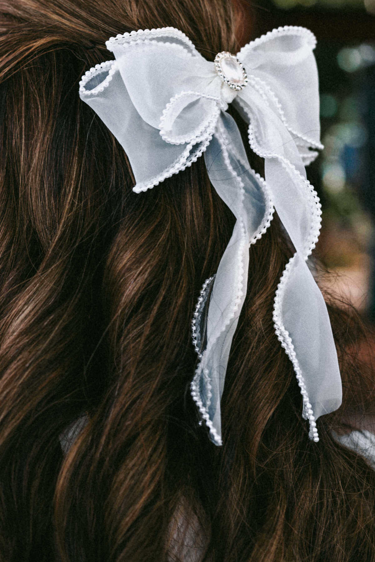 Casamento civil de Débora e Vladimir na Freguesia do Ó, em São Paulo. Fotografia documental com luz suave, família presente, alegria sincera e momentos reais. Um registro leve e verdadeiro de um casamento civil cheio de significado.